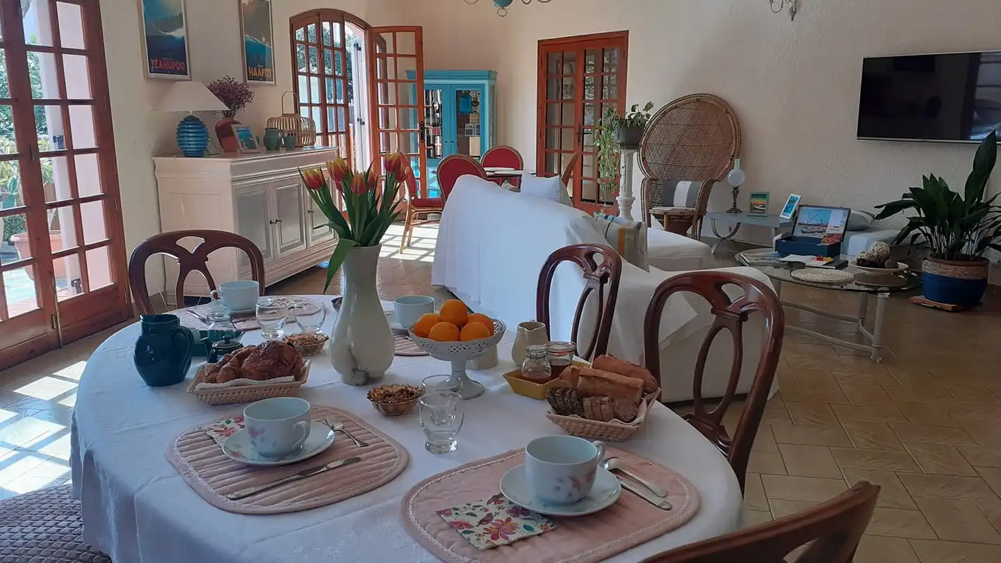 petit-dejeuner-dans-salle-a-manger